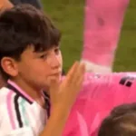 ciro-messi-faz-careta-ao-cheirar-camisa-do-pai-apos-titulo
