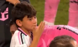 ciro-messi-faz-careta-ao-cheirar-camisa-do-pai-apos-titulo