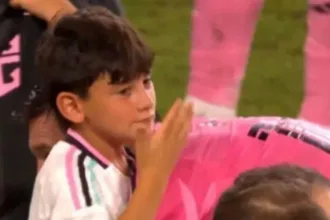 ciro-messi-faz-careta-ao-cheirar-camisa-do-pai-apos-titulo
