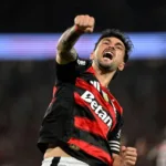 arrascaeta-entra,-decide-para-o-flamengo-na-libertadores-e-caca-feito-de-zico