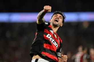 arrascaeta-entra,-decide-para-o-flamengo-na-libertadores-e-caca-feito-de-zico