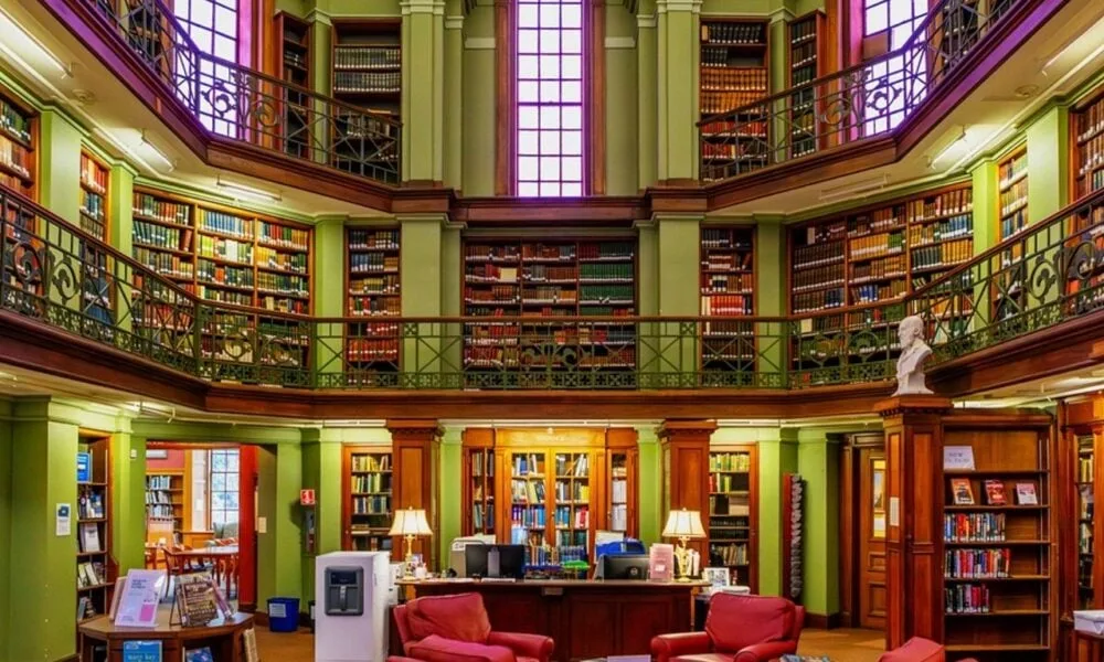 Biblioteca de Concord recebe exemplar com 132 anos de atraso