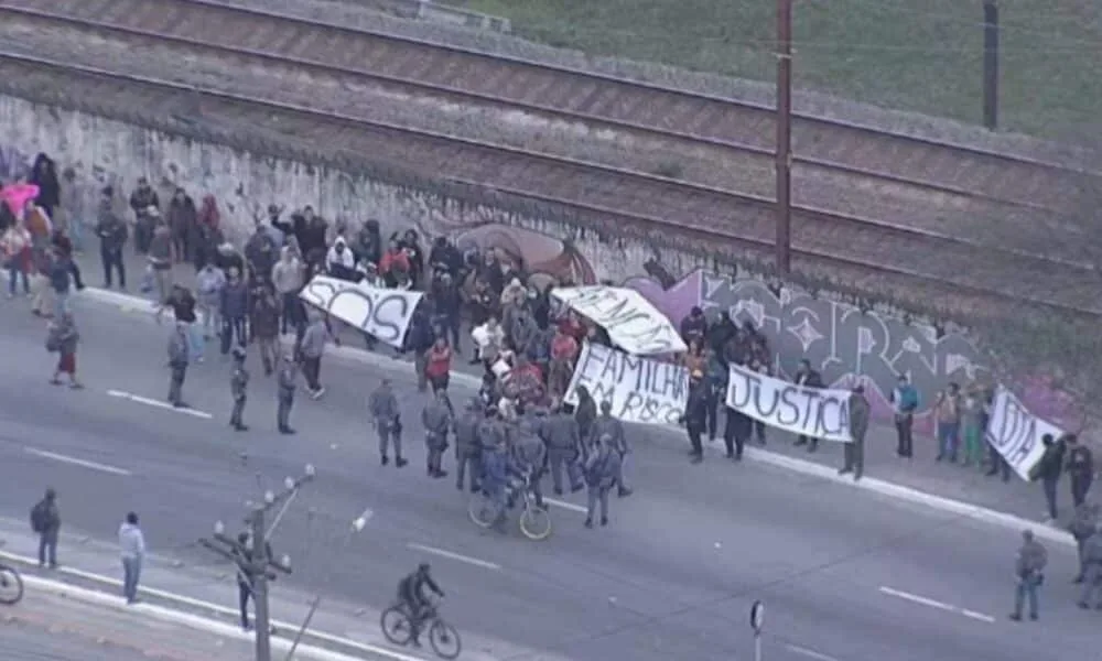 Linha 12-Safira tem trecho bloqueado após protesto em SP