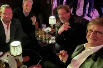 pf-acha-foto-de-gonet-fumando-charuto-ao-lado-de-vorcaro-em-londres-–-uol-noticias