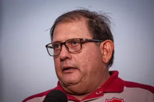 guto-destaca-sofrimento-do-vila-e-pede-pes-no-chao-na-reta-final:-“nos-nao-somos-melhores.-nos-estamos-melhores”