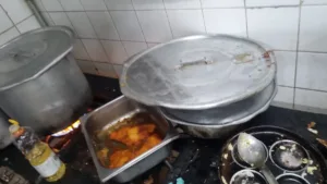 colaboradores-denunciam-condicoes-precarias-de-higiene-na-cozinha-do-hugo