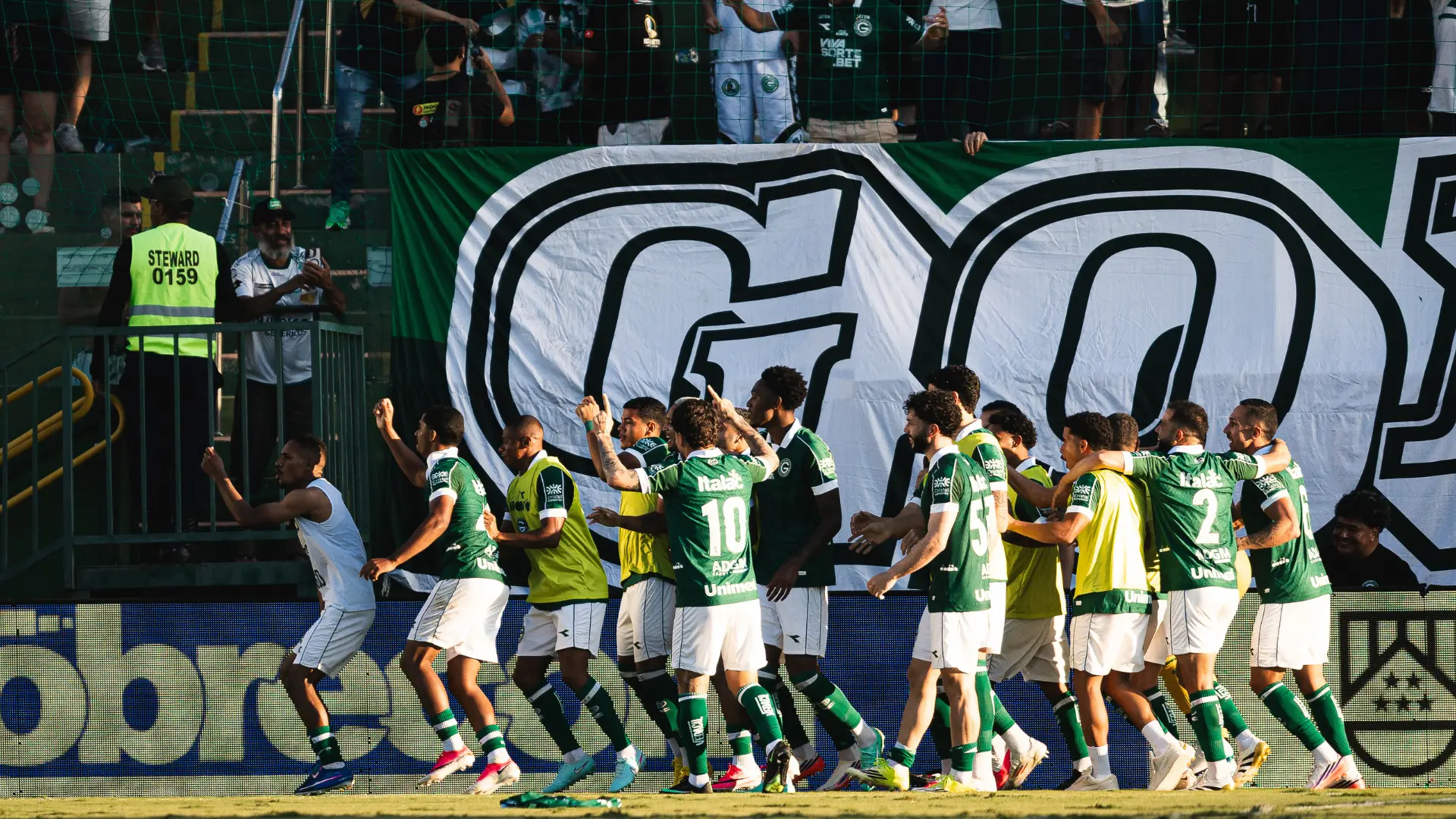 De virada, Goiás vence o Avaí na Serrinha e diminui distância para o G-6