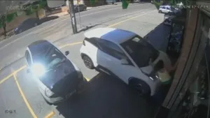 motorista-sem-cnh-confunde-pedais-e-atropelaem-goiania