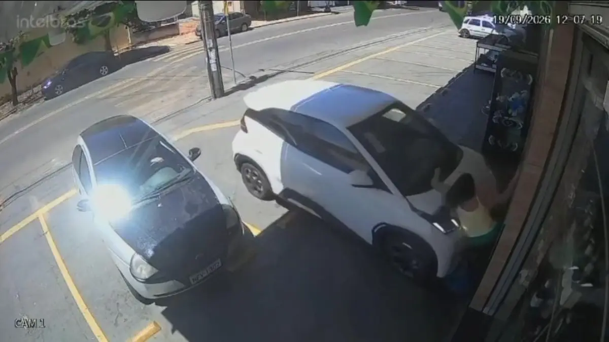 Motorista sem CNH confunde pedais e atropelaem Goiânia