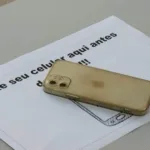 urna-eletronica-veta-porte-de-celular-durante-votacao-em-2026