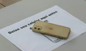 urna-eletronica-veta-porte-de-celular-durante-votacao-em-2026