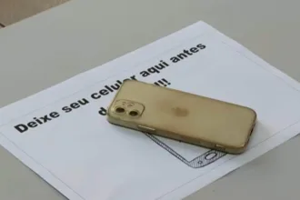 urna-eletronica-veta-porte-de-celular-durante-votacao-em-2026
