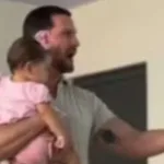 professor-da-uespi-segura-bebe-de-aluna-no-colo-durante-aula-e-viraliza:-‘fui-promovido-a-baba’