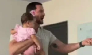 professor-da-uespi-segura-bebe-de-aluna-no-colo-durante-aula-e-viraliza:-‘fui-promovido-a-baba’