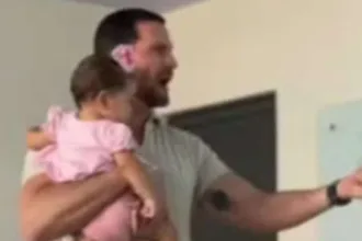 professor-da-uespi-segura-bebe-de-aluna-no-colo-durante-aula-e-viraliza:-‘fui-promovido-a-baba’