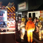 homem-e-resgatado-de-dentro-de-banheiro-durante-incendio-em-rio-verde