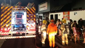 homem-e-resgatado-de-dentro-de-banheiro-durante-incendio-em-rio-verde