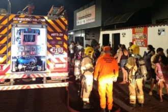 homem-e-resgatado-de-dentro-de-banheiro-durante-incendio-em-rio-verde