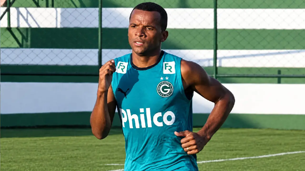 Lembra dele? Ex-Goiás, Vitor assume comando técnico do sub-20 do Goiânia