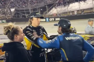 toque-na-pista-termina-em-briga-entre-pilotos-da-nascar
