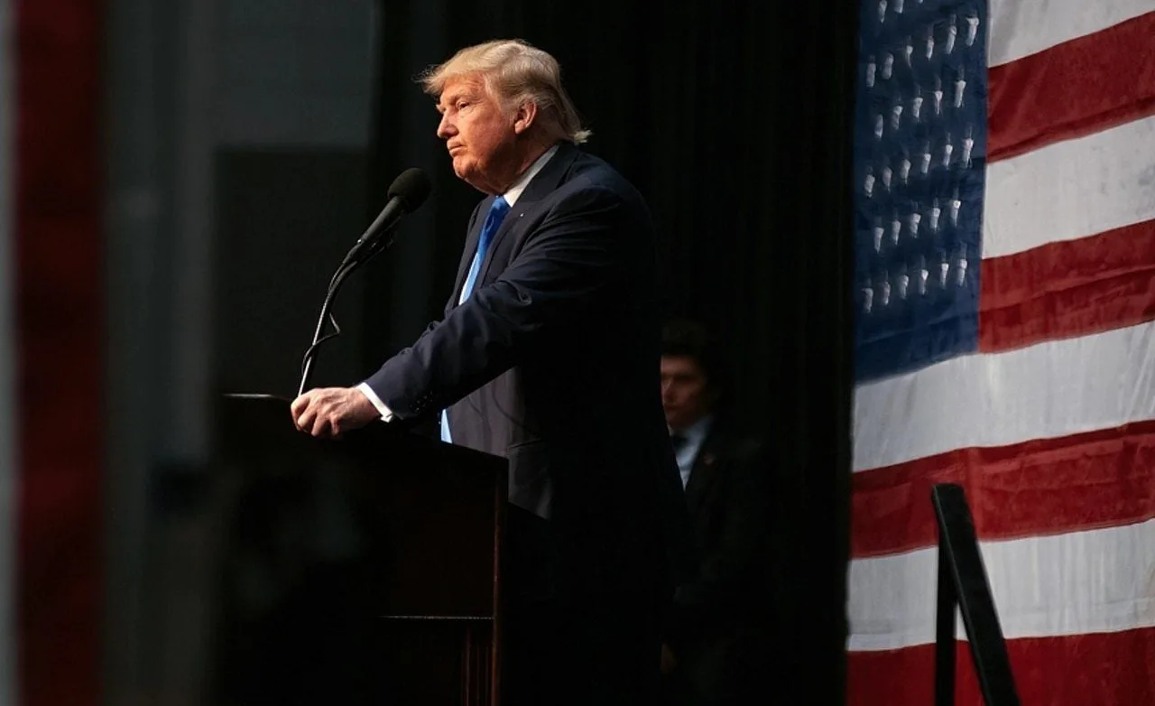 Trump rebatiza inteligência artificial como superinteligência