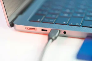 deixar-o-notebook-ligado-na-tomada-o-dia-todo-estraga-a-bateria?