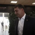 flavio-bolsonaro-voltou-dos-eua-com-a-familia-e-advogado-em-jato-de-vorcaro-que-foi-usado-por-moraes-–-o-globo