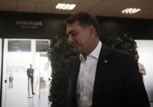 flavio-bolsonaro-voltou-dos-eua-com-a-familia-e-advogado-em-jato-de-vorcaro-que-foi-usado-por-moraes-–-o-globo