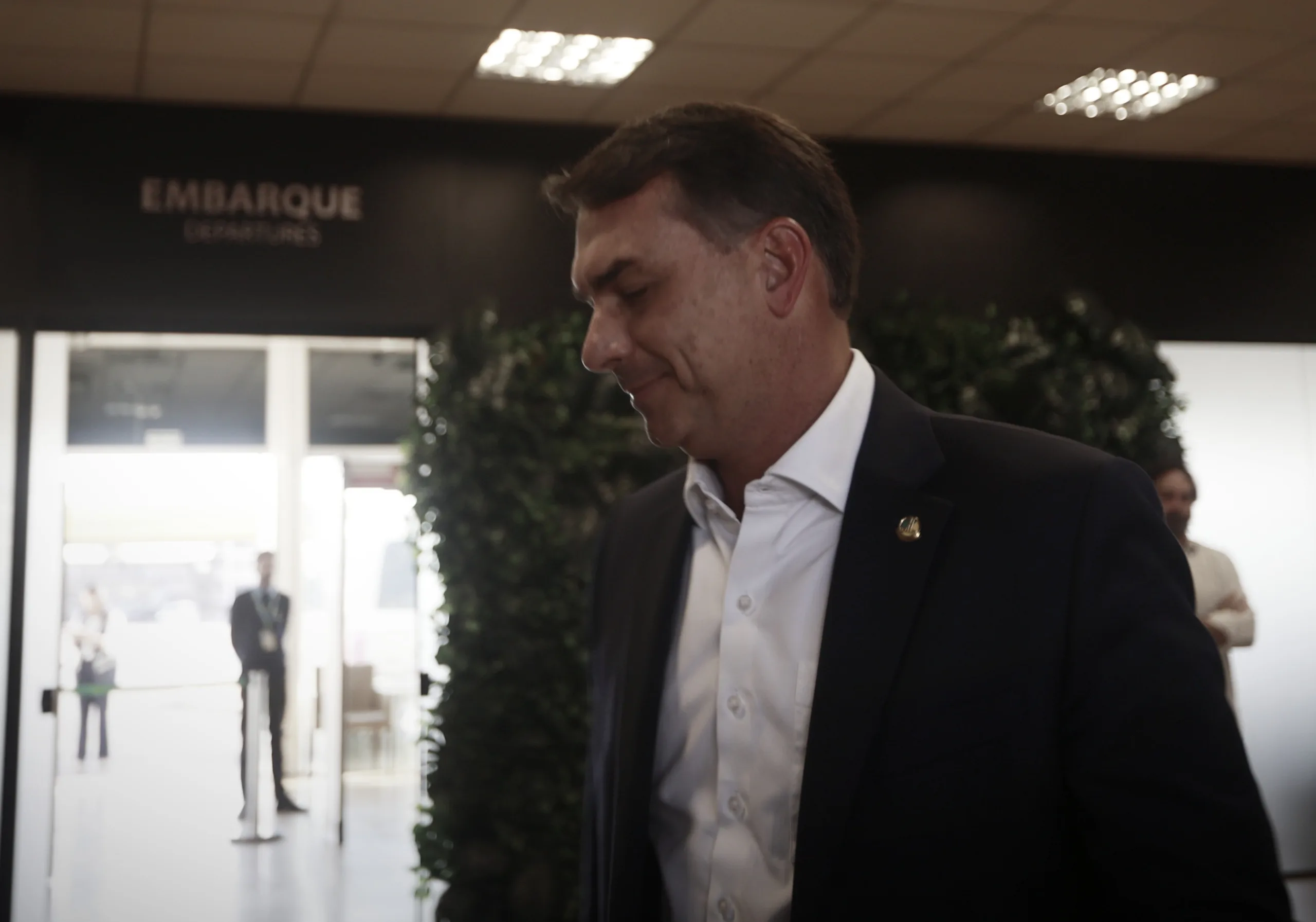 Flávio Bolsonaro voltou dos EUA com a família e advogado em jato de Vorcaro que foi usado por Moraes – O GLOBO