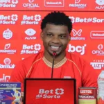 iniesta?-flamengo?-lincoln-rasga-elogios-a-torcida-do-vila-e-diz-que-chega-“com-fome”