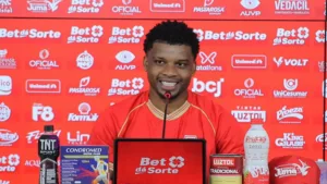 iniesta?-flamengo?-lincoln-rasga-elogios-a-torcida-do-vila-e-diz-que-chega-“com-fome”