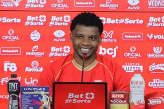 iniesta?-flamengo?-lincoln-rasga-elogios-a-torcida-do-vila-e-diz-que-chega-“com-fome”