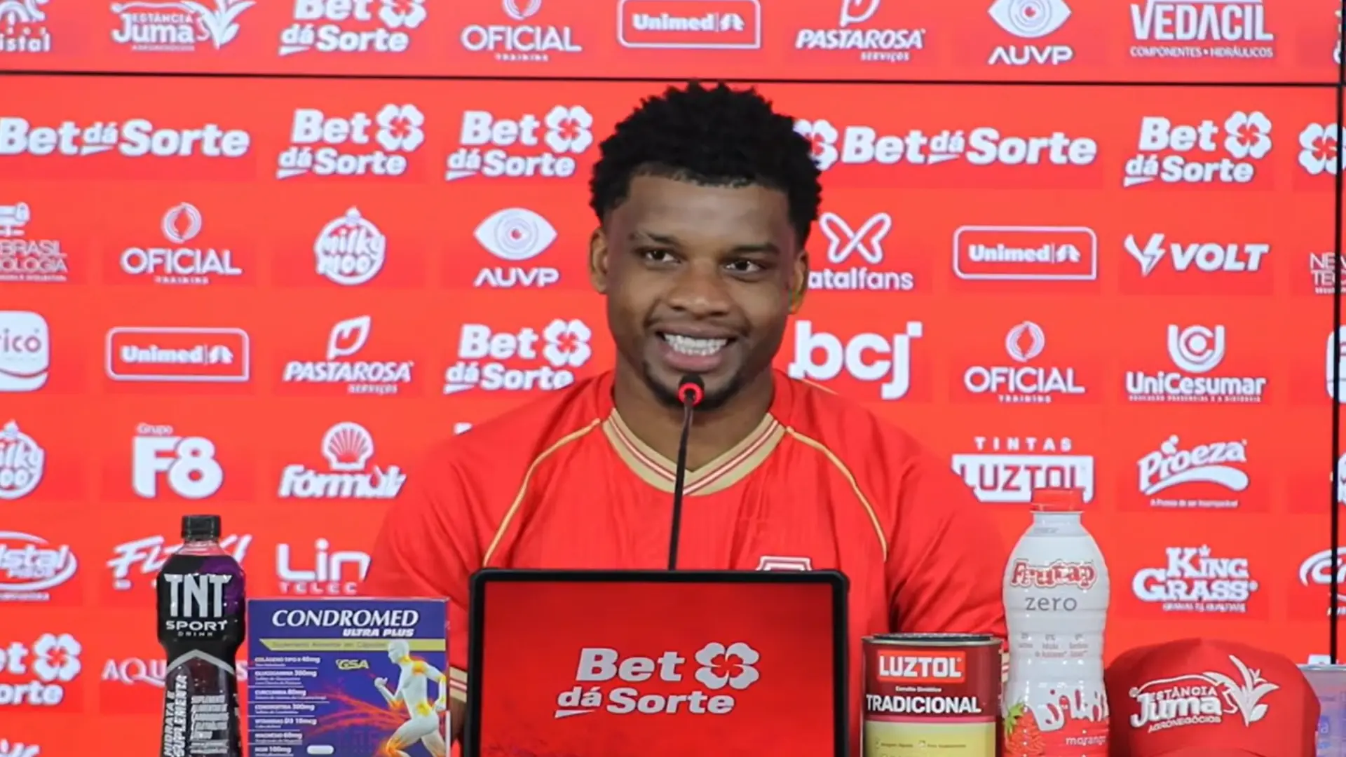Iniesta? Flamengo? Lincoln rasga elogios à torcida do Vila e diz que chega “com fome”