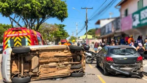 bebe-no-colo-e-sem-cinto-e-arremessada-de-carro-e-fica-em-estado-grave-em-goiania;-video