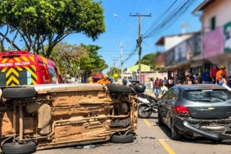 bebe-no-colo-e-sem-cinto-e-arremessada-de-carro-e-fica-em-estado-grave-em-goiania;-video