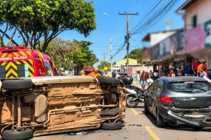 bebe-no-colo-e-sem-cinto-e-arremessada-de-carro-e-fica-em-estado-grave-em-goiania;-video