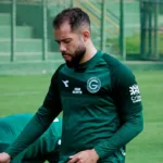 com-defesa-desfalcada,-rodrigo-soares-vira-titular-no-goias-para-o-classico;-veja-quem-esta-fora
