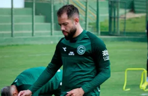 com-defesa-desfalcada,-rodrigo-soares-vira-titular-no-goias-para-o-classico;-veja-quem-esta-fora