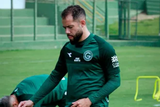 com-defesa-desfalcada,-rodrigo-soares-vira-titular-no-goias-para-o-classico;-veja-quem-esta-fora