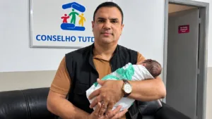 mae-decide-entregar-filho-para-adocao-de-forma-legal-em-goiania
