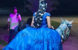 jovem-chega-a-festa-de-15-anos-montada-em-egua-ao-som-de-leonardo-para-homenagear-avo-em-goias