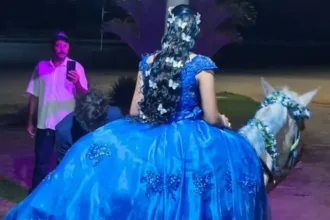 jovem-chega-a-festa-de-15-anos-montada-em-egua-ao-som-de-leonardo-para-homenagear-avo-em-goias