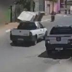 video:-cama-descartada-de-forma-irresponsavel-na-calcada-cai-sobre-motociclista-em-goiania