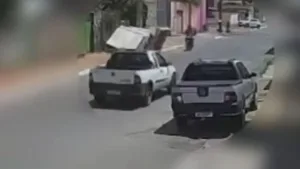 video:-cama-descartada-de-forma-irresponsavel-na-calcada-cai-sobre-motociclista-em-goiania