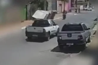video:-cama-descartada-de-forma-irresponsavel-na-calcada-cai-sobre-motociclista-em-goiania