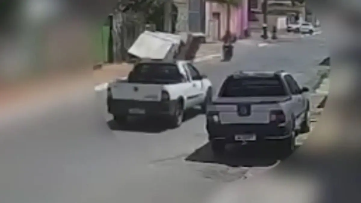 Vídeo: cama descartada de forma irresponsável na calçada cai sobre motociclista em Goiânia
