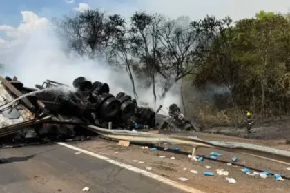 motorista-morre-apos-caminhao-pegar-fogo-em-acidente-na-br-153,-em-sao-luiz-do-norte