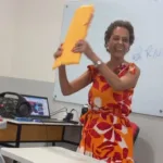 ‘e-bomba!’:-professora-goiana-arranca-risadas-de-alunos-ao-entregar-resultados-de-prova-de-psicologia