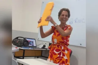 ‘e-bomba!’:-professora-goiana-arranca-risadas-de-alunos-ao-entregar-resultados-de-prova-de-psicologia