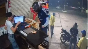 homem-armado-assalta-posto-de-combustivel-e-padaria-no-parque-santa-rita,-em-goiania